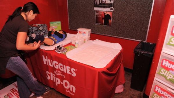 في كل مرة يريد طفلي التبول او عند موعد تغير الحفاض اصدر صوت معين,  و اعطيه اشارة بكلمة في كل مرة يريد طفلي التبول او عند موعد تغير الحفاض اصدر صوت معين,  و اعطيه اشارة بكلمة