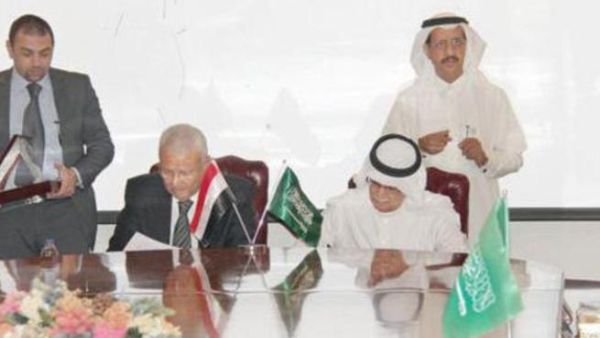 وزيرا الاتصالات السعودي والمصري خلال توقيع الاتفاقية (المصدر: العربية.نت) 