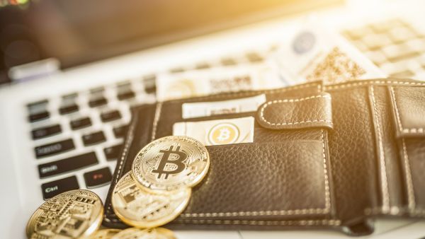 العملات الرقمية تتماسك من جديد بعد عام عصيب