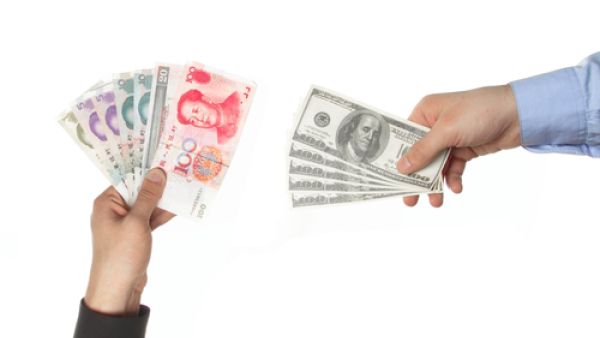 الحرب تشتعل بين الدولار واليوان في سوق العملات