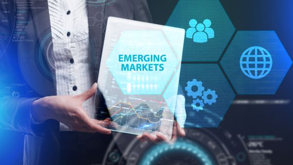 ضخ مليارات الدولارات في أسهم وسندات الأسواق الناشئة مع بداية العام 