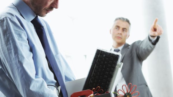 أثناء تقديمك لرأي مهني سلبيّ إلى شخصِ سيتّخذ على الأرجح موقفاً دفاعياً، ليس واجبك هو أن تجعل ذلك الشخص يشعر بالارتياح، وإنمّا يتمثّل واجبك في تقديم المعلومات بطريقة واضحة وحيادية ومعتدلة من خلال التمسّك بالحقائق وبهذه القاعدة الثلاثية أيضاً