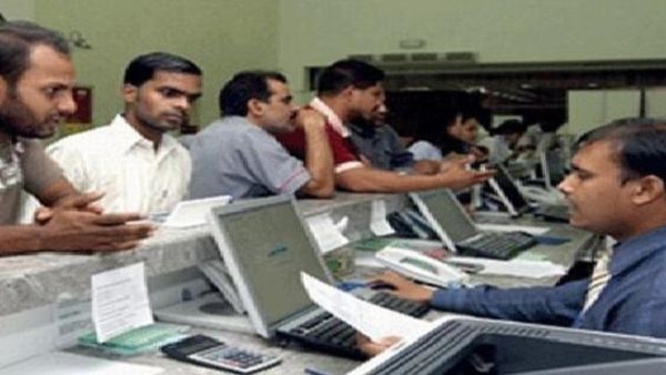 تصدرت المملكة الدول العربية وشغلت المركز الثالث عالمياً بين الدول المصدرة للتحويلات النقدية إلى البلدان النامية بـ28.4 مليار دولار وفقا لتقرير للبنك الدولي (المصدر: العربية.نت) 