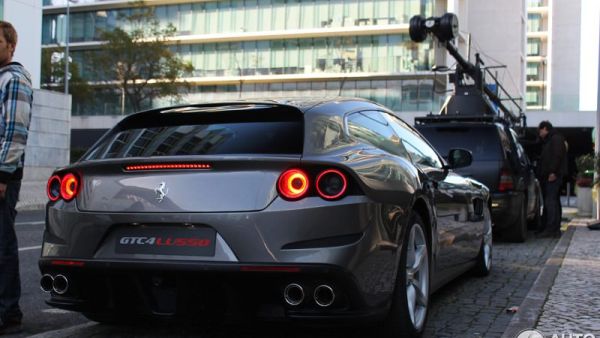 فيراري GTC4 Lusso تحافظ على الهوية التصميمة الخاصة بشقيقتها فيراري اف اف، ولكن مع حصولها على لمسات ثورية تضمن مصابيح أمامية عصرية وصادم أمام جديد وغطاء محرك بتصميم محدث وخطوط جانبية توفر أكبر قدر من الايروديناميكية