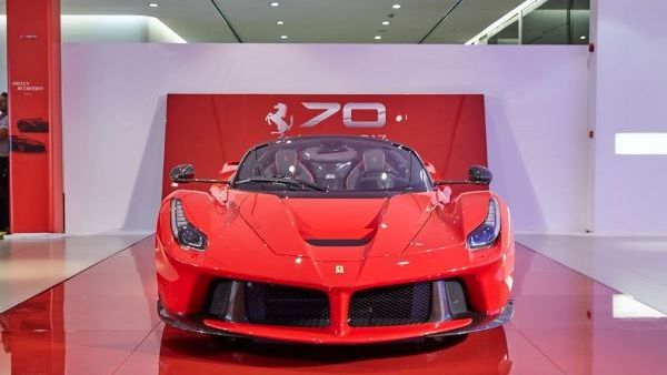 نفى متحدث باسم شركة فيراري للسيارات الرياضية الإيطالية الفاخرة نية الشركة إطلاق سيارات كهربائية أو ذاتية التحكم.
