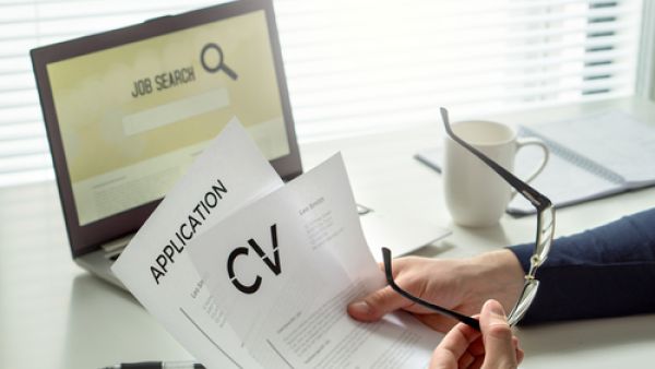 تظهر العديد من مواقع التوظيف على شبكة الإنترنت توفر فرص عمل للباحثين عن وظائف مستقرة في شركات مثل آبل وسناب شات، بالإضافة إلى هيئة الطرق والمواصلات بدبي