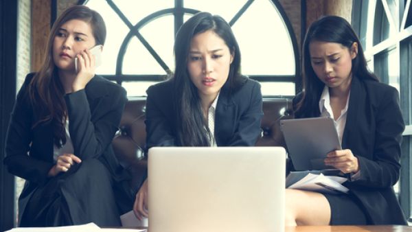 في مرحلة بدء المسيرة المهنية، تبدو الاحتمالات غير متناهية، ويمتلك المهنيين في هذه المرحلة طموح عالٍ، وأحلام كثيرة يسعون لتحقيقها