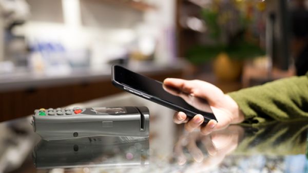 تحتل دولة الإمارات المرتبة الأولى بين الاقتصادات الإقليمية التي تتحرك بسرعة بعيداً عن النقد
