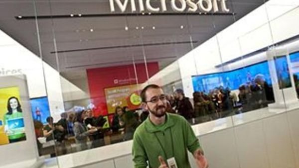 خصصت مايكروسوفت موقعا خاصا أسمته Scroogled، وهي على الأرجح تشتق من كلمتي Screwed وGoogle في إشارة إلى خداع جوجل خصصت مايكروسوفت موقعا خاصا أسمته Scroogled، وهي على الأرجح تشتق من كلمتي Screwed وGoogle في إشارة إلى خداع جوجل