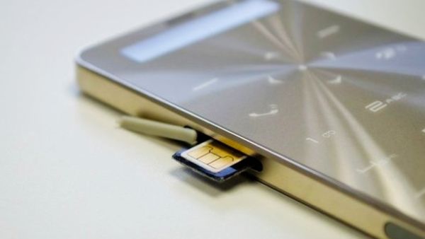 يوفر الجهاز خاصية رياضية، وهي قدرته على حساب خطوات المستخدم، وهو مقاوم للصدمات والماء، وحجمه كحجم بطاقة الائتمان وبسمك 5.5 ميليميتر، ويمكن وضعه في المحفظة