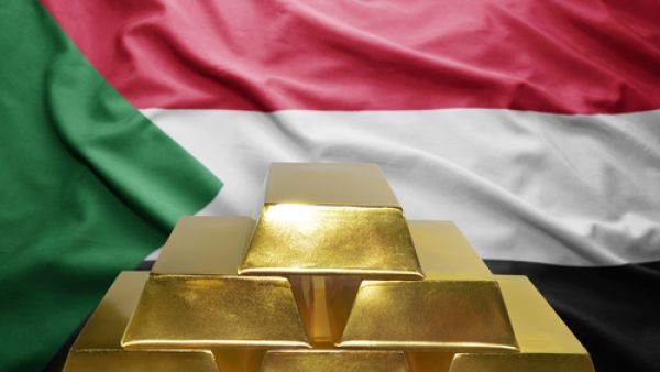 يمثل استخراج الذهب جزءا رئيسيا من جهود الحكومة السودانية لإنعاش الاقتصاد بعد فقدان ثلاثة أرباع إنتاج البلاد من النفط بانفصال الجنوب عام 2011
