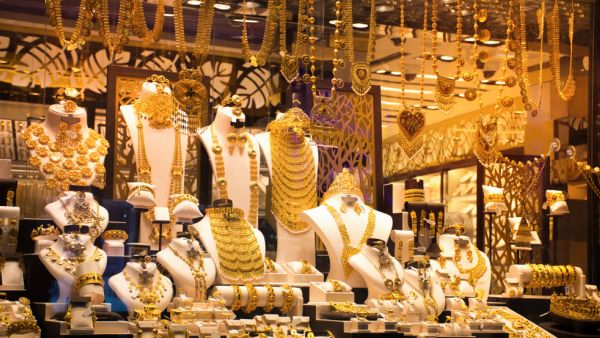 كان تجار التجزئة في الإمارات يبيعون الذهب عيار 24 قيراطًا مقابل 159.50 درهمًا للغرام اعتبارًا من الساعة 10.40 صباحًا يوم الاثنين