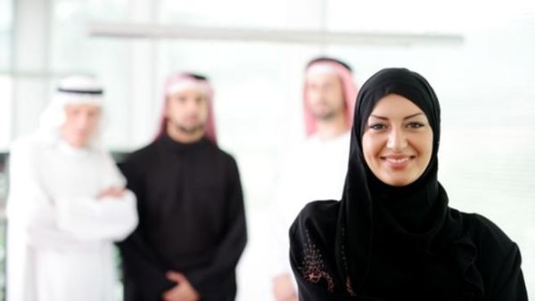 في دول الخليج، أصبحت المرأة تشكل نموذجاً قيادياً بمجال المال والأعمال، إذ يُشكل النساء 41% من سكان الخليج، وتصل نسبة العاملات منهن إلى 16%