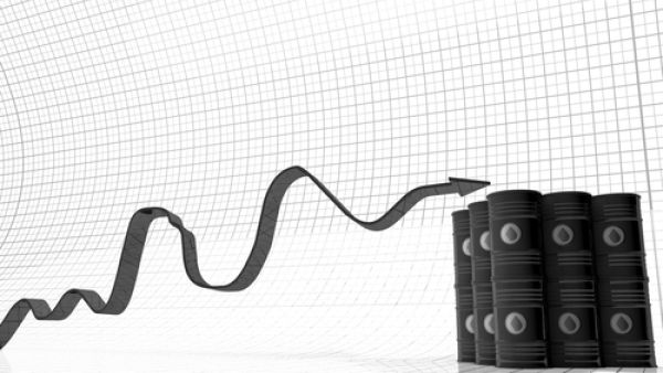 قال محللون أن الأسعار ربما تشهد تقلبات حيث يبدد نمو الإنتاج الأمريكي أثر الخفض الذي تنفذه منظمة البلدان المصدرة للبترول أوبك ومنتجون مستقلون