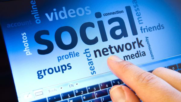 يكون لدى المروجين رخصة تجارية قبل أن يتمكنوا من التقدم للحصول على ترخيص خاص بوسائل الإعلام الإلكترونية