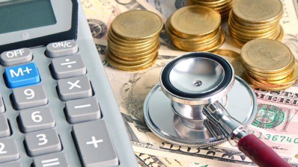 أشارت فيتش إلى إن انخفاض أسعار النفط في الآونة الأخيرة أطلق تكهنات بأن المملكة ربما تصدر صكوكا سيادية محلية هذا العام للمرة الأولى منذ العام 2007