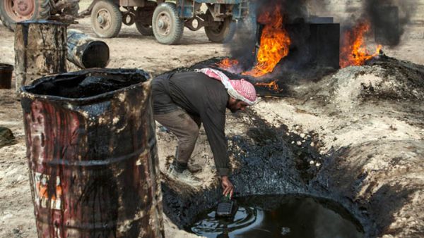 تركيا هي دولة مهمة لنقل النفط المهرب الذي يبيعه ما يسمى بـ “تنظيم الدولة الاسلامية” مع مشتقات يتم تكريرها