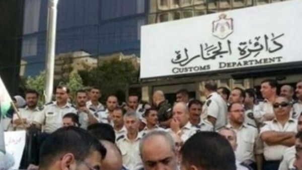 أعلن المضربون عن ممرات آمنة في معبري حدود جابر والعمري تُفتتح ساعتين يوميا، من أجل إدخال المواد القابلة للتلف والضرورية (المصدر:العربية.نت) 