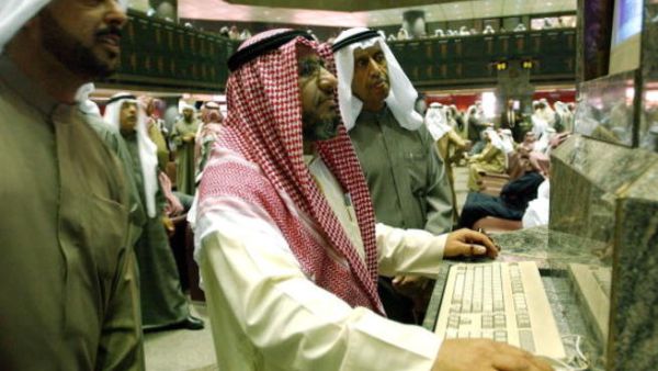 تلقت البورصة الكويتية أمس دعماً معنوياً بإعلان تشكيل الحكومة الجديدة واستقبلتها بارتفاع نسبته 0.67 في المائة ليغلق مؤشرها عند 7658.94 نقطة