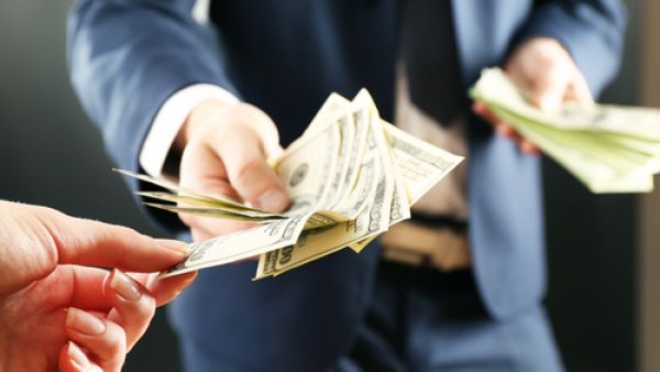 كل المعاملات البنكية والعقود وإيصالات السداد مستندات هامة فاحتفظ بها وطالب باسترداد ما سبق تقديمه قبل عقد التسوية ولم يصبح له محل بعض عقد التسوية