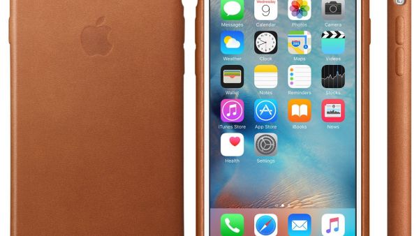 قدّمت الشركة نوعين مختلفين من أغلفة الحماية الخلفية الجديدة والخاصة بهاتفي iPhone 6s و iPhone 6s Plus، النوع الأول مصنوع من الجلد Leather Case، وهو متوفّر بخمسة ألوان مختلفة وهي الأزرق الليلي، البني الفاقع، البيج، البني، والأسود، وهو مصنوع من الجلد الأوروبي وحُفِر عليه شعار شركة آبل