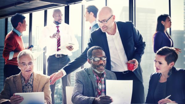 في اللحظة التي تشعر فيها بأنك محاصر، عد إلى الأساسيات – تحدّث عن الرؤية أو الهدف الأساسي للمؤسسة أو المجموعة التي تقودها