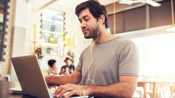 الإستماع للموسيقى التي تحب ممتع و تجعل المهام أسلى فإن الدراسات بينت أنها تساعدك على إنجاز العمل بوقت أسرع