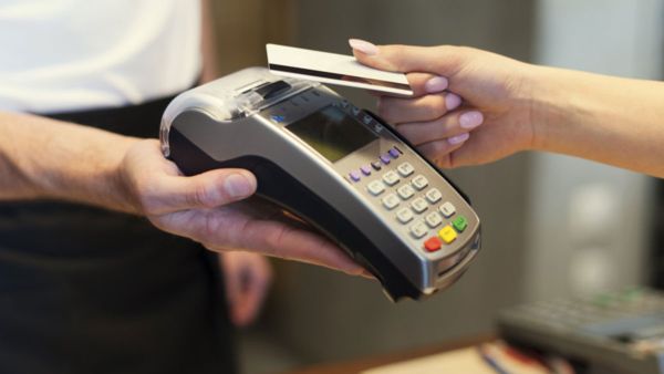 استخدام البطاقات البنكية غير التلامسية آمن في الإمارات