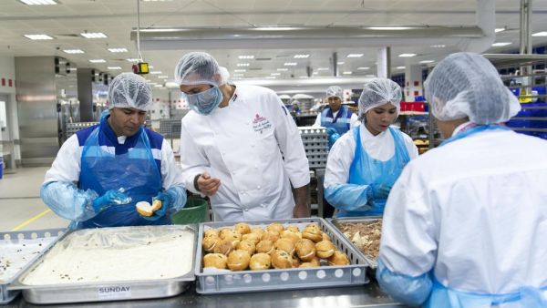 شيف إماراتي مسؤول عن إطعام ربع مليون مسافر