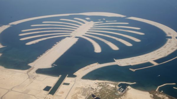 يأتي نموذج “جزيرة النخلة” في دبي في مقدمة المشاريع العقارية التي بنيت وسط بحر الخليج، وحققت نجاحا كبيرا في جذب الاستثمارات الفندقية، ومبيعات الوحدات العقارية