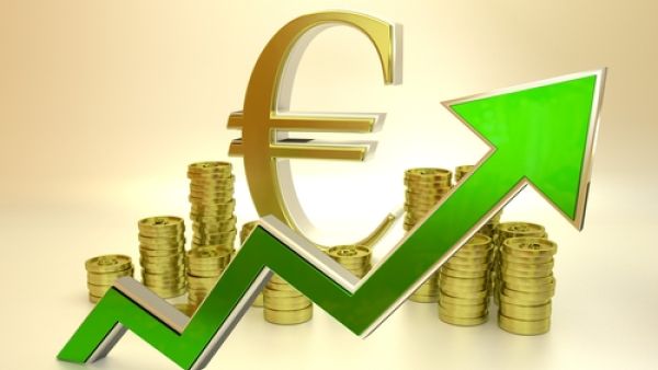 ارتفع اليورو لأعلى مستوى في عامين ونصف العام قرب 1.20 دولار وسط تعاملات ضعيفة اليوم الاثنين 