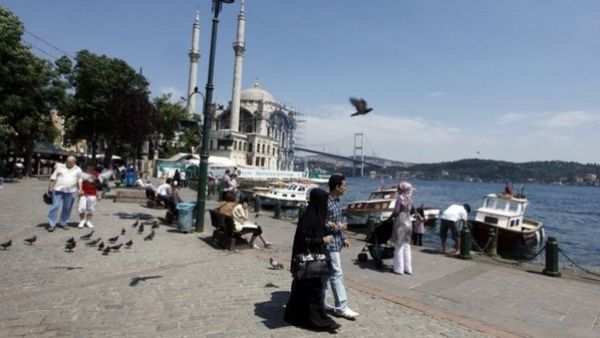 توقعت المنظمة نمو السياحة الدولية (عدد المسافرين) خلال عام 2015، بمعدل ما بين 3 إلى 4 في المائة،