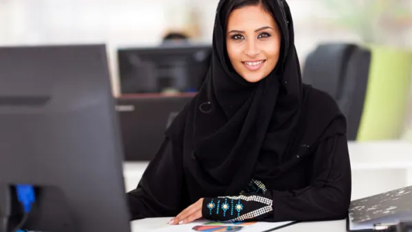 شددت الوزارة على حظر وجود الرجال في أماكن وجود البائعات سواء كانوا بائعين أو محاسبين أو مديري المعارض أو حتى متسوقين دون عائلاتهم