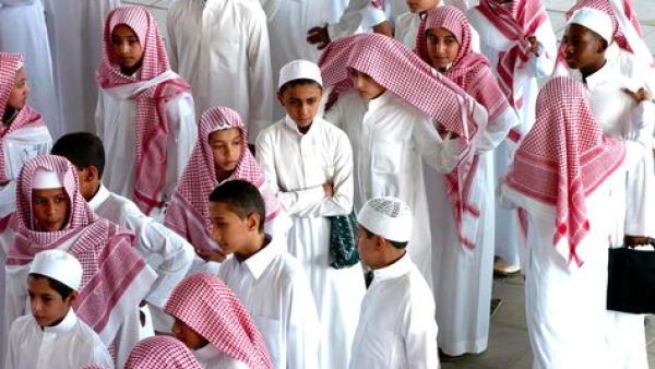  عدد المدارس في المملكة بلغ 35.4 ألف مدرسة لعام (1434-1435هـ)، تركز 39 في المائة منها بالمرحلة الابتدائية، التي مثلت 50 في المائة من إجمالي الفصول بتلك المدارس، يدرس بها 48 في المائة من إجمالي الطلبة