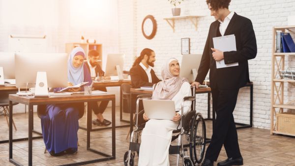 في الإمارات، كانت أدنى نسبة 31% تسعى للحصول على عمل بدوام كامل و58% من المواطنين الذين يعملون بدوام كامل صنفوا وظائفهم بأنها جيدة و12% صنفوها على أنها ممتازة