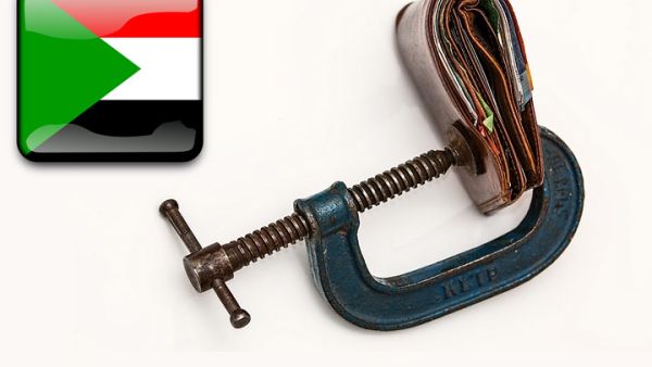 قال متعاملون في سوق العملة أن نقص العملة الصعبة أدى إلى انخفاض قيمة الجنيه السوداني أمام الدولار في السوق السوداء