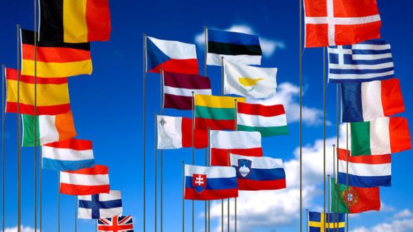 كان قطاع الطيران الأوروبي وتجار الوقود ومنتجو النفط في الشرق الأوسط يخشون أن يؤدي تغيير نظام الرسوم الجمركية بالاتحاد الأوروبي بدءا من العام المقبل إلى فرض رسوم بنسبة 4.7% على وقود الطائرات المستورد من خارج الاتحاد