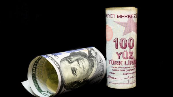 الليرة التركية تمحو مكاسب رفع الفائدة وتهبط مقابل الدولار 