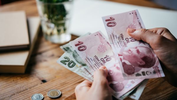 هبطت الليرة 0.8% إلى 3.0630 مقابل الدولار في التعاملات الآسيوية، وهو أدنى مستوى منذ سبتمبر أيلول 2015 قبل أن تقلّص خسائرها إلى 0.37% عند 3.0513 ليرة