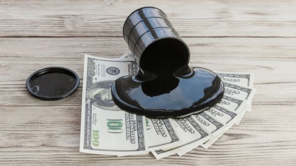 الدولار يهبط والنفط والذهب يرتفعان بعد تصريحات ترمب بشأن اليوان