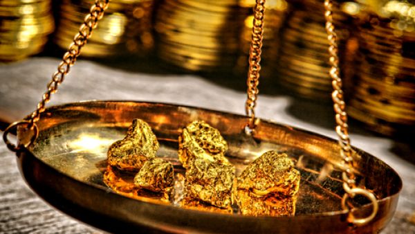 لم ينجح الذهب حتى الآن في جذب إقبال كبير من الباحثين عن الملاذات الآمنة في ضوء الأزمة اليونانية الحالية، إذ يبدو أن المخاوف من انتشار العدوى قد انحسرت، كما وأدى ارتفاع الدولار أيضا إلى الحد من المكاسب