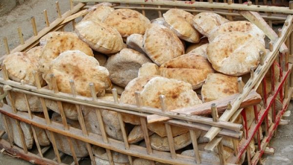 مصر تصرف حاليا 150 رغيفا شهريا من الخبز المدعم للفرد بواقع خمسة أرغفة يوميا منذ بدء العمل بمنظومة البطاقات الذكية في أبريل نيسان 2014