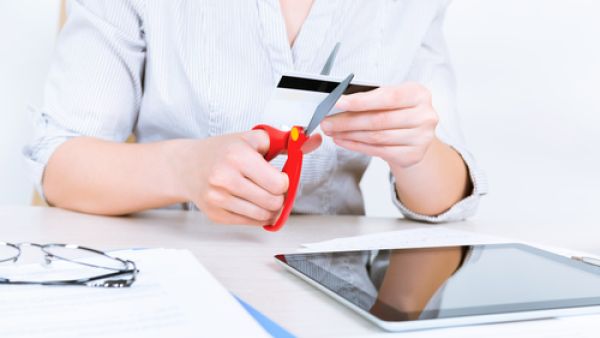 أثبتت الدراسات أن الانسان يميل إلى صرف مال أكثر على الكماليات والرفاهية عندما يستعمل بطاقته البنكية، حيث يحس بأنه يلعب لعبة نقود أكثر من أنه يصرف عرق جبينه