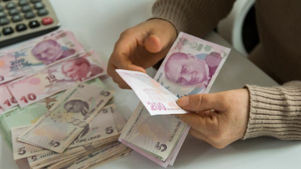 تركيا تطرق الأبواب لتخرج من أزمة الليرة 