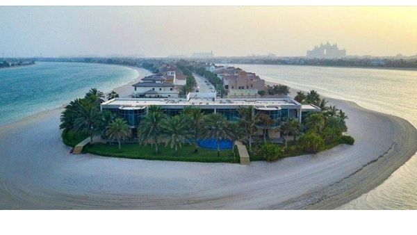 يتضمن المنزل خمس غرف نوم وأحواض السباحة وغرف المعيشة المُطلة على مرسى دبي Marina Dubai.