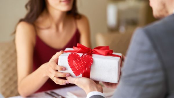 عيد الحب هو الوقت الذي يحتفل فيه العالم ليعبروا عن الحب والاهتمام بالآخرين