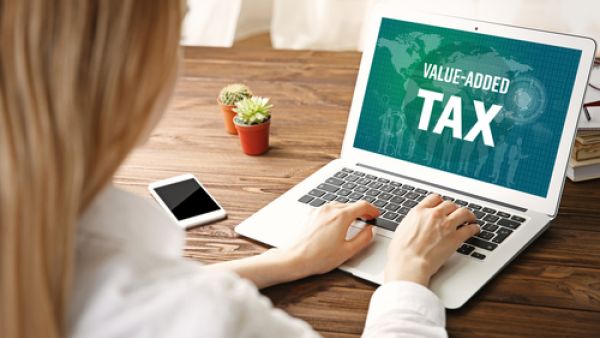 الضريبة الانتقائية وضريبة "القيمة المضافة" لا تزالان لدى إدارة الفتوى التشريعية لمراجعة الإجراءات النهائية