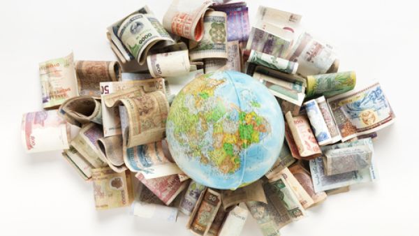 منذ منتصف عام 2007 الذي شهد ولادة أزمة مالية عالمية قفزت ديون العالم بنحو 40% من 70 تريليون دولار إلى مئة تريليون دولار في بداية 2015
