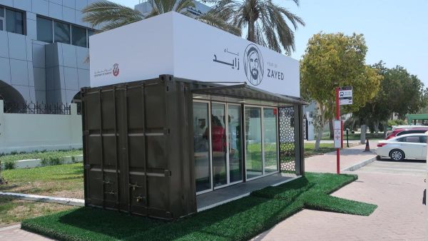 أبوظبي تحول حاويات شحن القديمة إلى مواقف للحافلات
