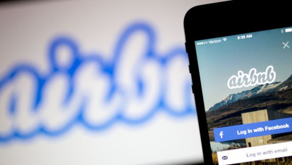 خدمة Airbnb المتوفرة عبر الويب تتيح لأي مستخدم إجراء عمليات بحث موسّعة للحصول على مكان مناسب للإقامة، سواءً كان غرفة واحدة خاصة، أم سكن مشترك، أم بيت كامل